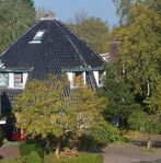 Het huisje van bovenaf gezien, door het raam van de school op nummer 4.
<br/>
Richard Keijzer, 2014-10-28